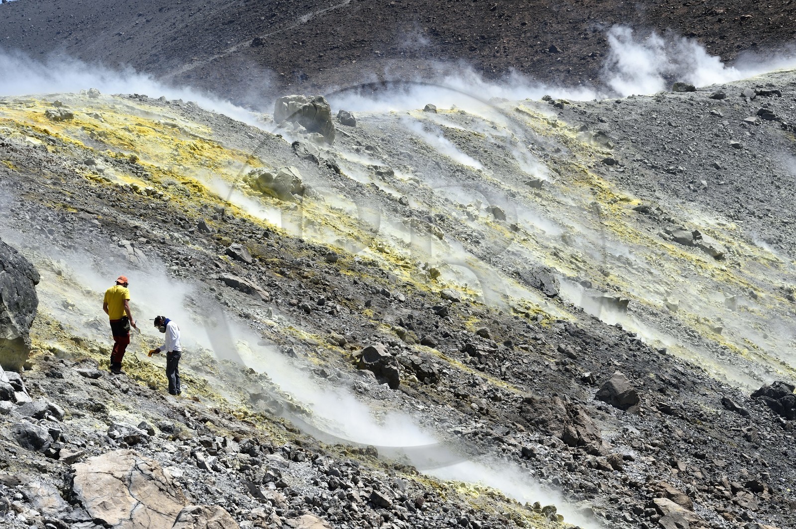 Italie, Sicile, iles Eoliennes, classées Patrimoine Mondial de l'UNESCO, ile de Vulcano, fumerolles soufrées du cratère du volcan della Fossa, volcanologue prenant des mesures de températures