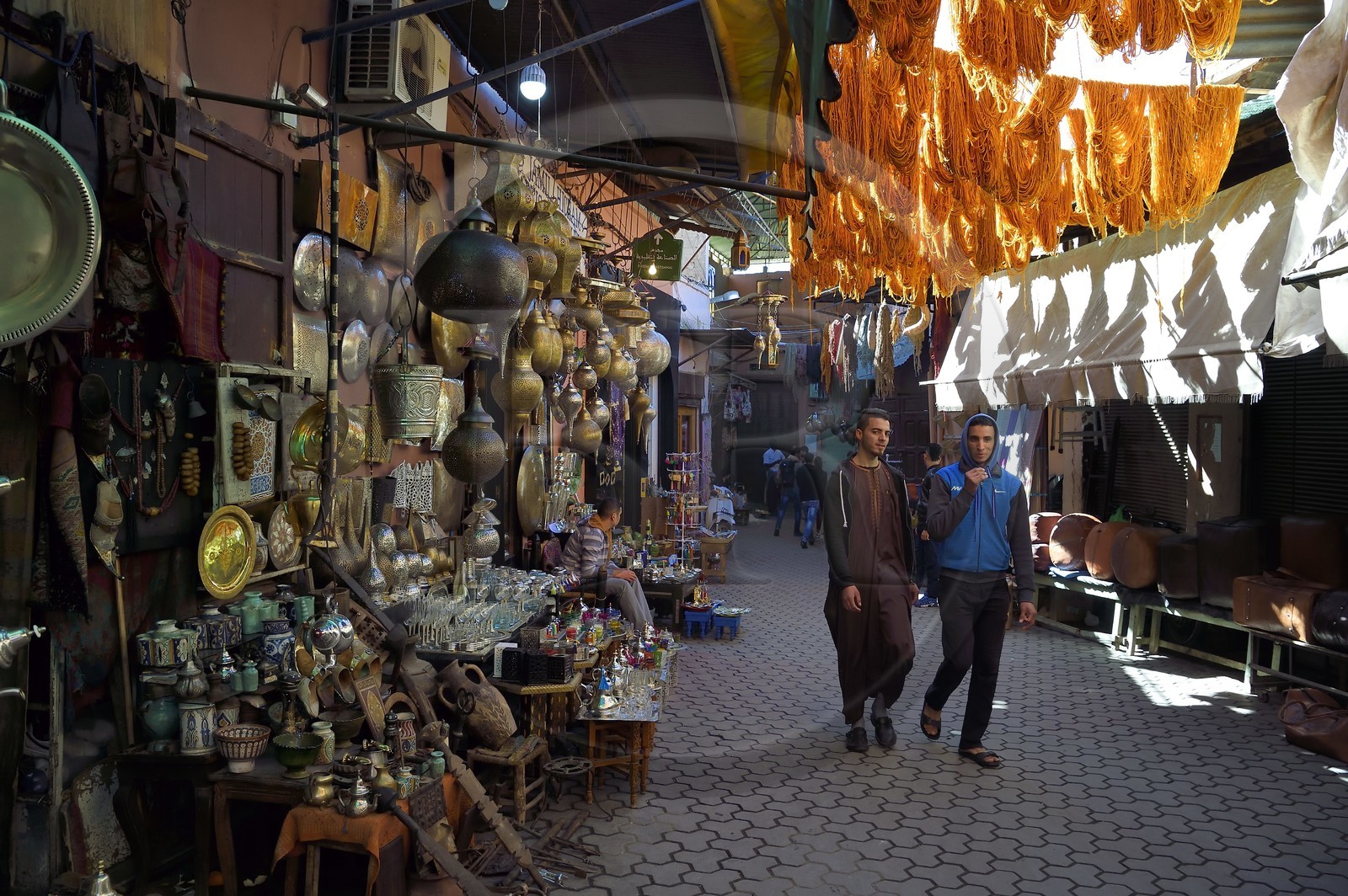 Maroc, Haut-Atlas, Marrakech, ville impériale, Médina classée Patrimoine Mondial de l'UNESCO, boutiques dans le souk des teinturiers, laine au séchage
