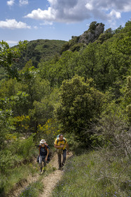 France, Vaucluse, Dentelles de Montmirail mountains, hikers at Pas de l'Aigle