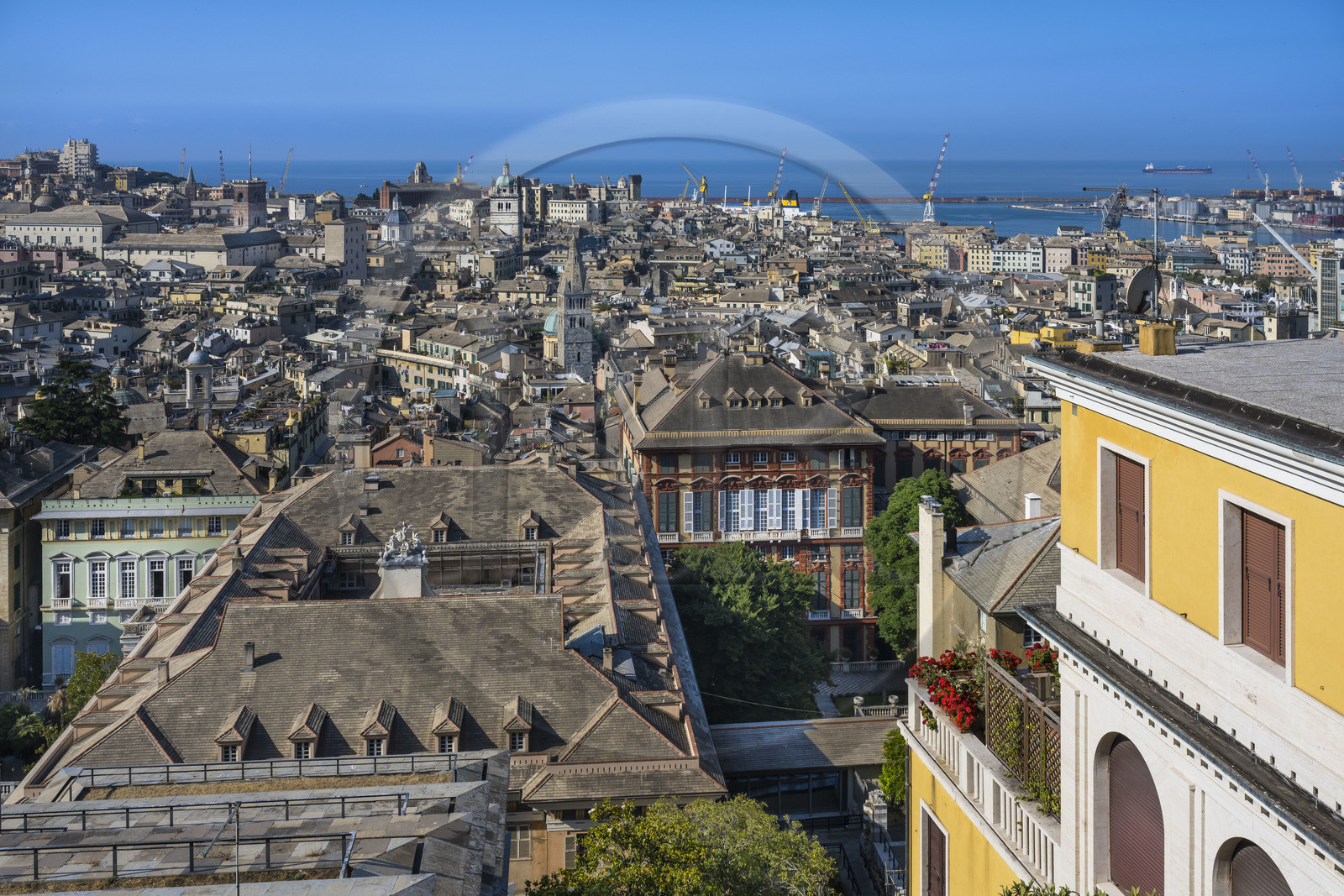 Italie, Ligurie, Gênes, palais des Rolli classés Patrimoine Mondial de l'UNESCO dans la Strada Nuova aujourd’hui via Garibaldi au premier plan, le Porto Antico (Vieux Port) et le port de commerce en arrière plan, vu depuis le Belvédère du Castelletto