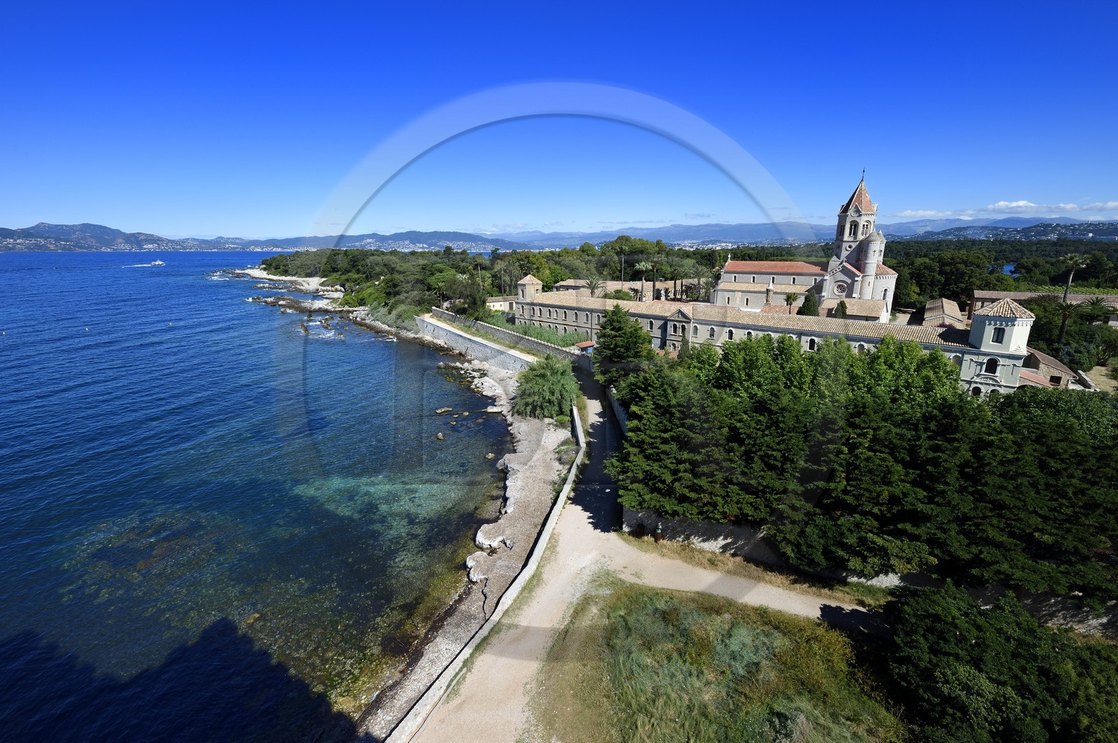 France, Alpes-Maritimes (06), Cannes, Iles de Lérins, Ile de Saint-Honorat, Abbaye de Lérins, l'église abbatiale et le monastère