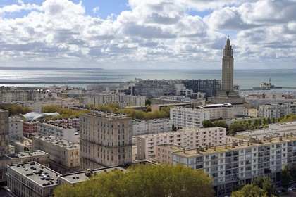France, Seine-Maritime (76), Le Havre, Centre-ville reconstruit du Havre par Auguste Perret classé Patrimoine Mondial de l'UNESCO, immeubles Perret et la Tour Lanterne de l'église Saint-Joseph