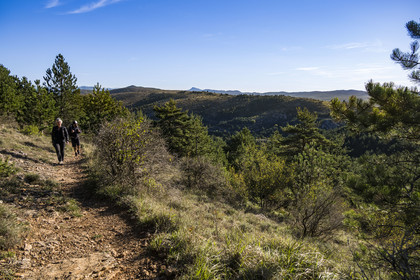 France, Hérault (34), les Causses et les Cévennes, paysage culturel de l'agro-pastoralisme méditerranéen inscrit au Patrimoine Mondial de l'UNESCO, La Vacquerie-et-Saint-Martin-de-Castries, randonneurs sur le sentier GR7 en direction du Mont Saint Baudille et de Saint-Guilhem-le-Désert