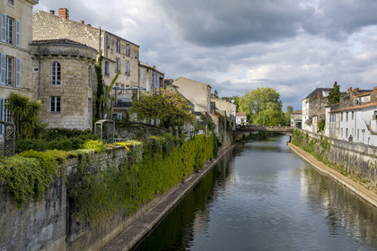 France, Vendée (85), Fontenay-le-Comte, les bords de la rivière Vendée depuis la passerelle Jean-Chevolleau et le pont des Sardines en arrière plan
