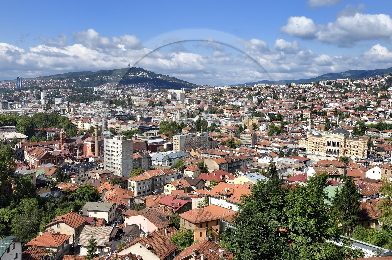 Bosnie-Herzégovine, Sarajevo, la Bibliothèque Nationale et Universitaire à droite