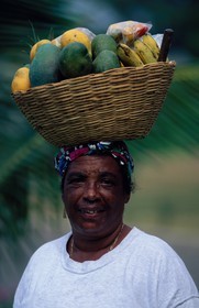 Jamaïque, vendeuse de fruits sur la plage de Negril