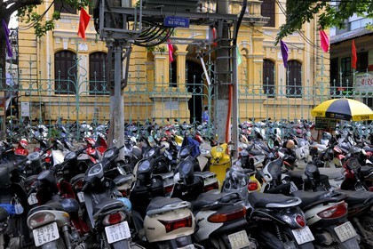 Vietnam, Hanoï, parking à motos