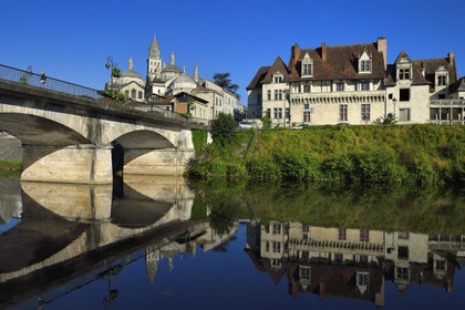 France, Dordogne (24), Périgord Blanc, Périgueux, la Cathédrale Saint-Front, étape sur le chemin de Saint-Jacques-de-Compostelle site classé Patrimoine Mondial de l'UNESCO, le pont des Barris et la maison des Consuls (maison Cayla) du XVème siècle sur les bords de l'Isle