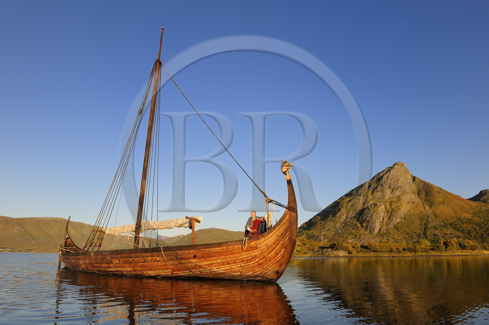 Norvège, Nordland, Iles Lofoten, ile de Vestvagoy, le drakkar (bateau viking) Lofotr construit à l'identique sur le lac de Borg et son capitaine Terje Boe