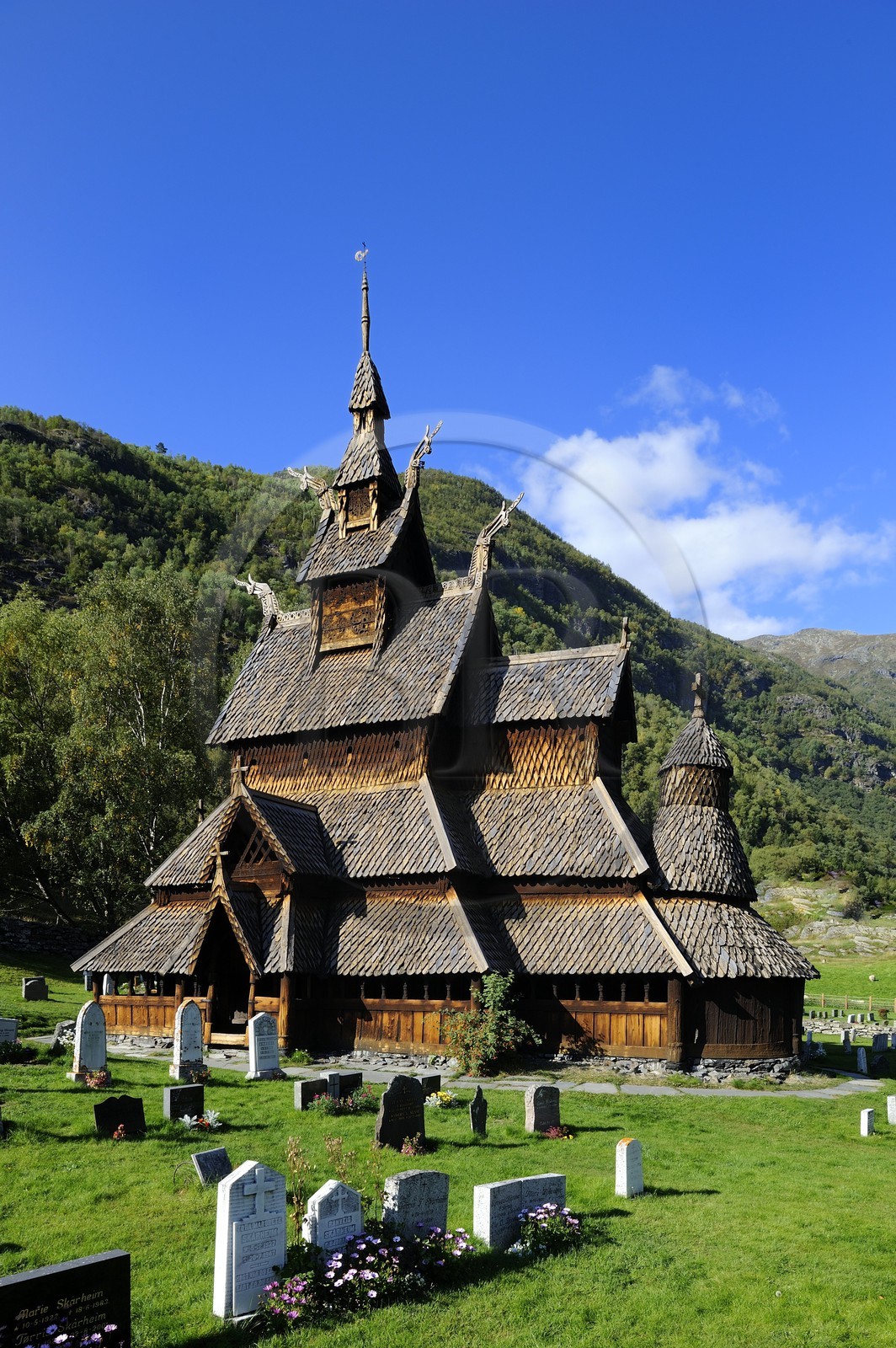 Norvège, comté de Sogn Og Fjordane, église en bois debout ou stavkirke (1130) de Borgund aux motifs vikings de l’ère pré-chrétienne