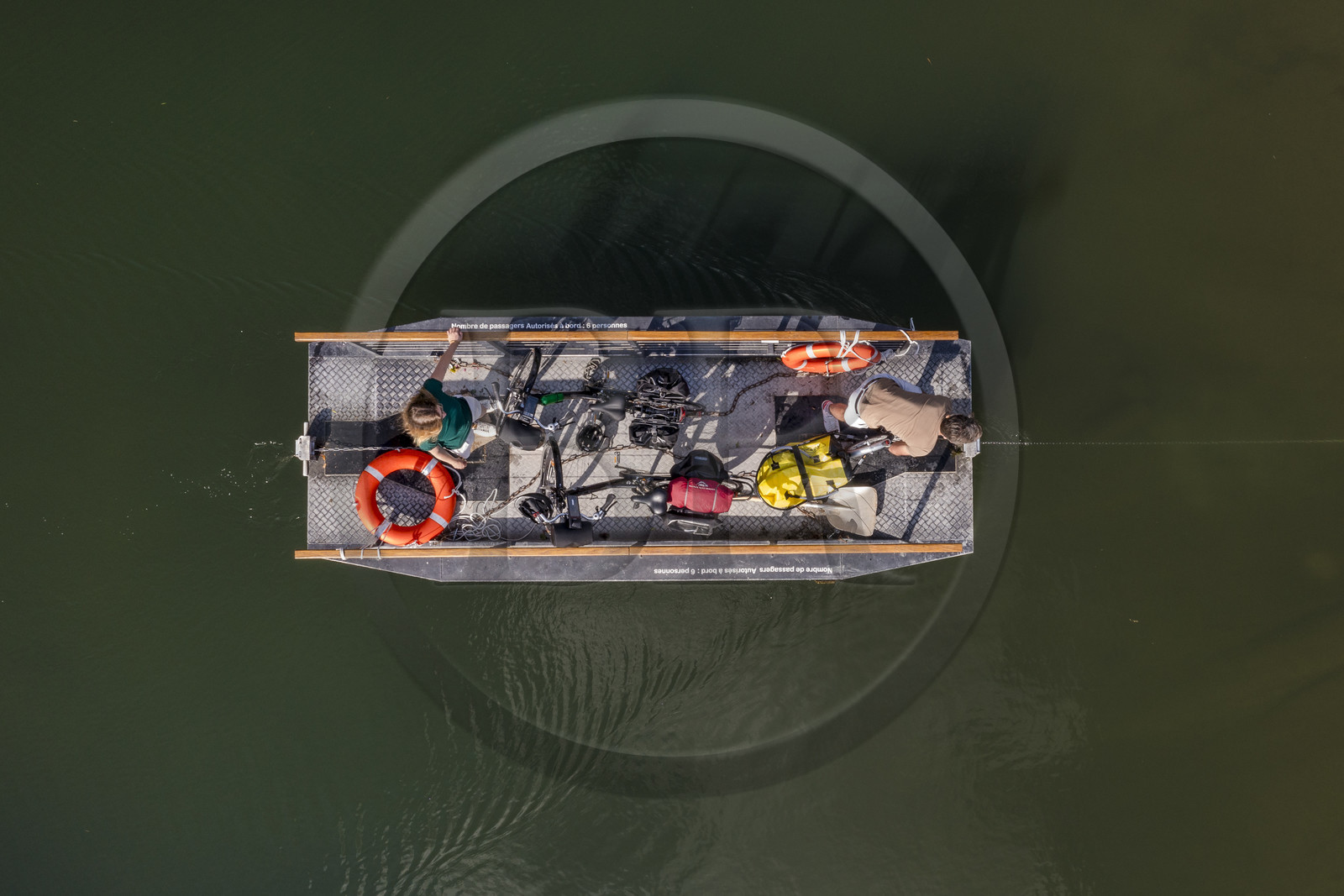France, Deux-Sèvres (79), le Marais Poitevin, la Venise Verte, Magné, randonnée à bicyclette, passage de la Sèvre Niortaise à sur un des bateaux à chaines en libre accès (vue aérienne)