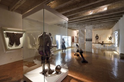 France, Dordogne (24), Périgord Noir, vallée de la Dordogne, Castelnaud-la-Chapelle labellisé Les Plus Beaux Villages de France, le château de Castelnaud-la-Chapelle, le musée de la guerre au moyen-age