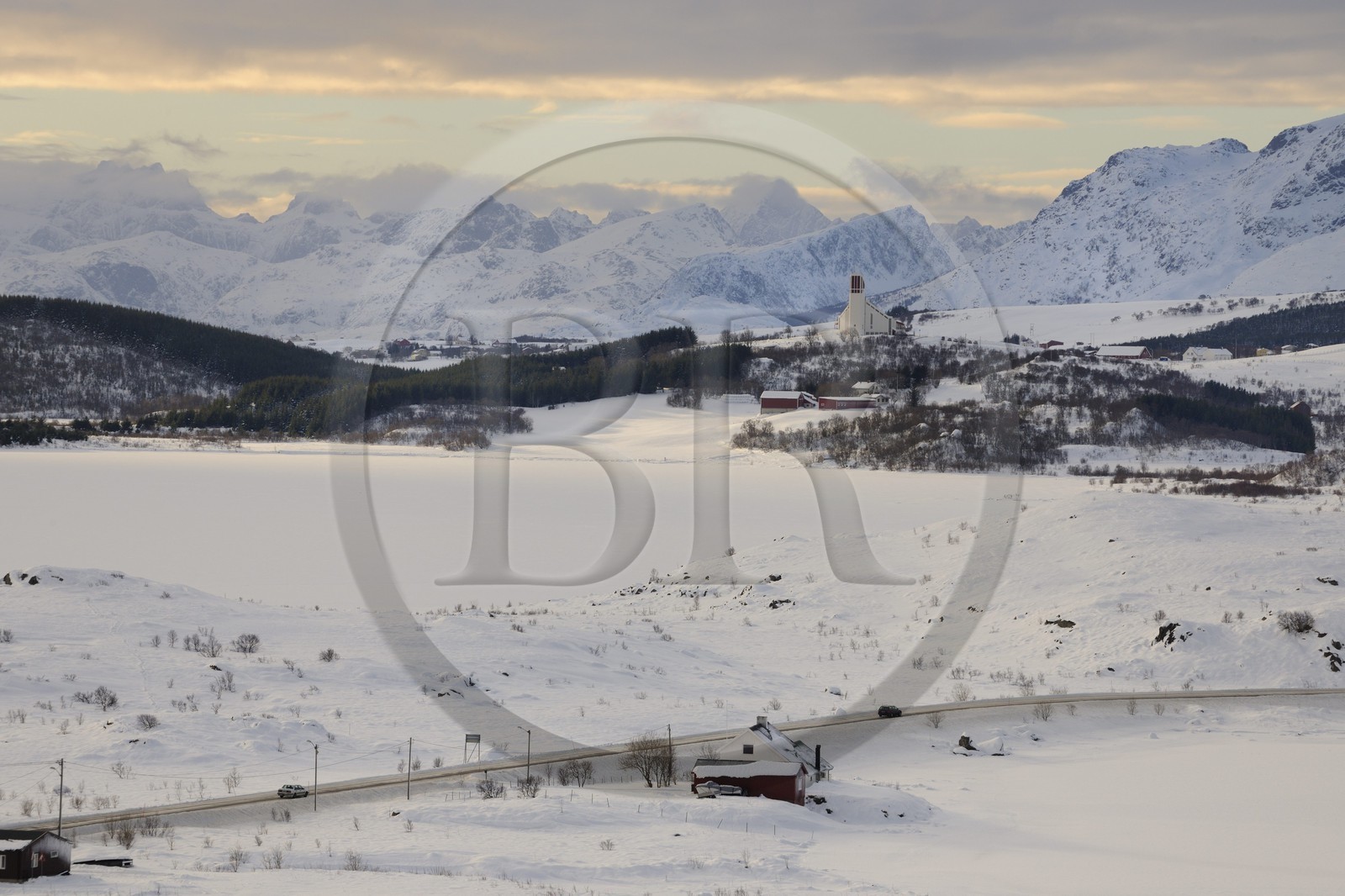 Norvège, Nordland, Iles Lofoten, paysage dans l'ile de Vestvagoy en hiver, église de Borge