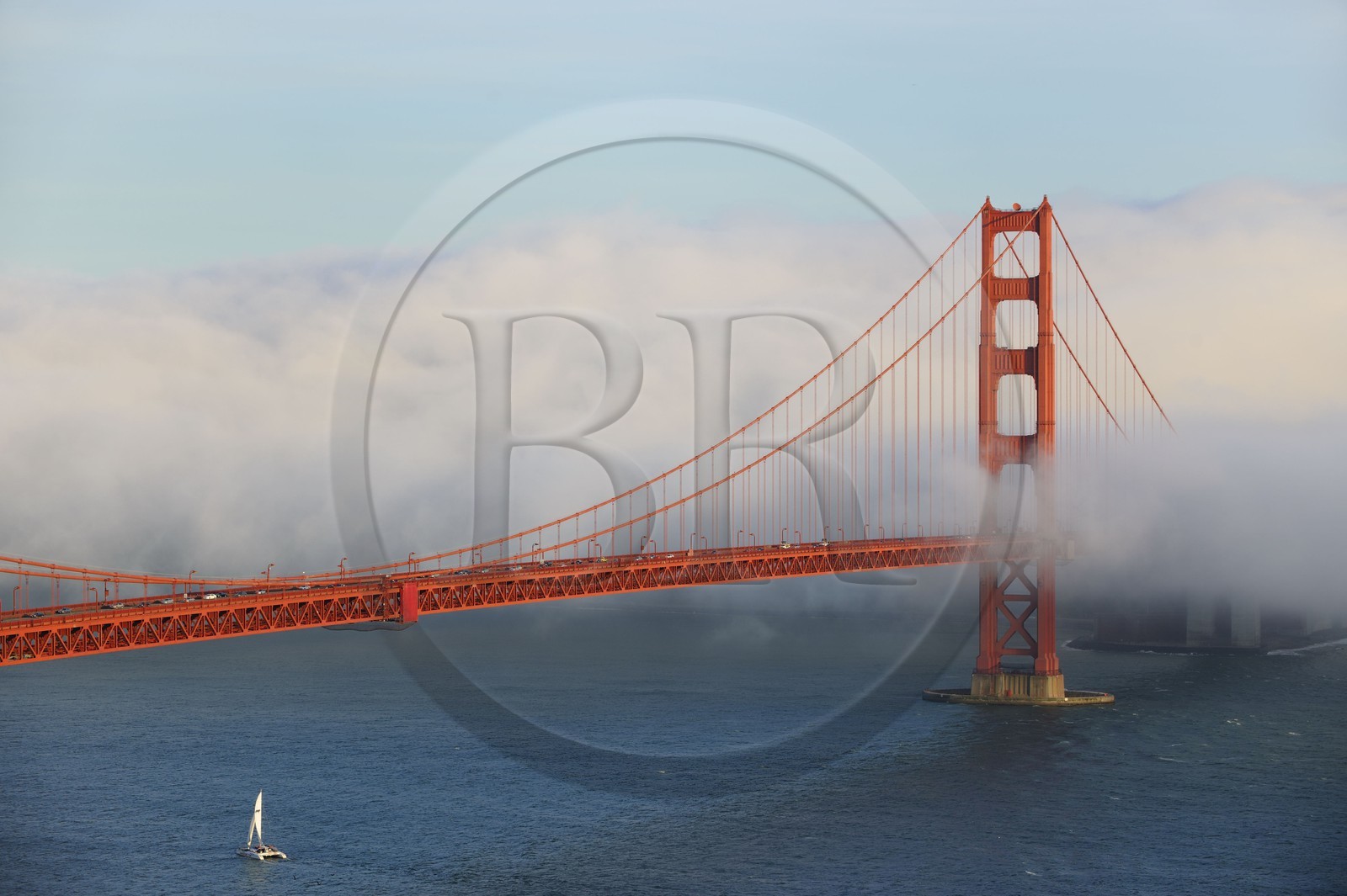 Etats-Unis, Californie, San Francisco, le pont du Golden Gate Bridge émergeant de la brume