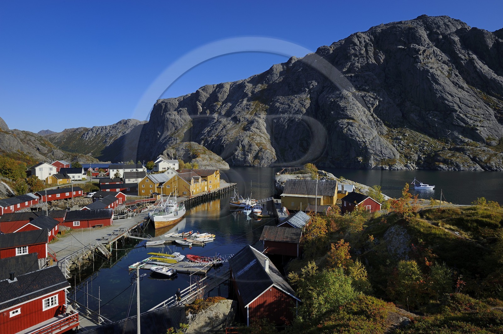 Norway, Nordland County, Lofoten Islands, Flakstadoy Island, harbour of Nussfjord restored village