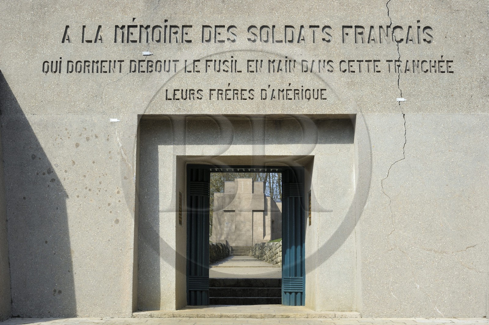 France, Meuse (55), région de Verdun, Douaumont, Tranchée des Baïonnettes, entrée du monument en souvenir d'un détachement enseveli dans leur tranchée lors d'un bombardement et d'où seules quelques centimètres de baïonnettes restèrent émergées du sol
