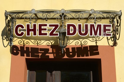 France, Corse-du-Sud (2A), Alta Rocca, Sainte-Lucie-de-Tallano (Santa Lucia di Tallà), restaurant au nom typiquement corse chez Dume (Dominique)