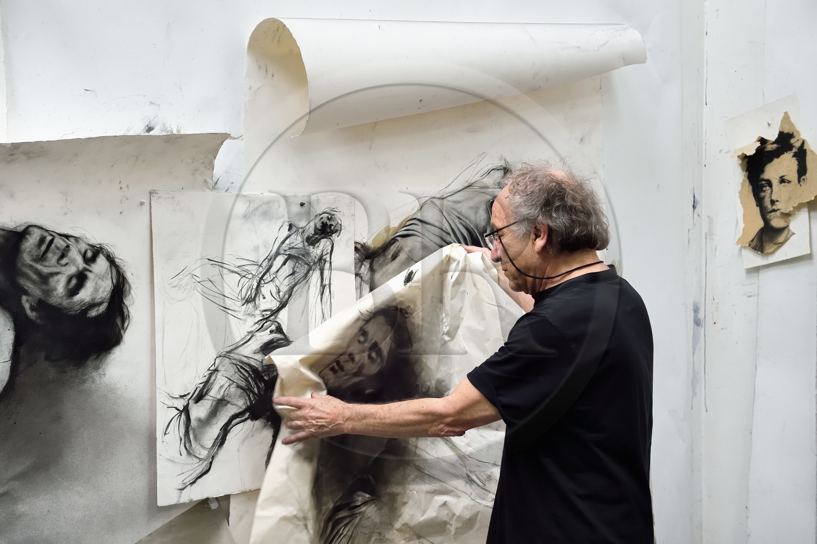 France, Ivry-sur-Seine (94), l'artiste plasticien Ernest Pignon-Ernest dans son atelier