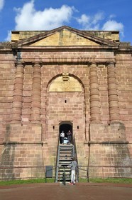 France, Haut-Rhin (68), Neuf-Brisach, ville fortifiée par Vauban, classée Patrimoine Mondial de l'UNESCO, la Porte de Belfort et le musée Vauban au sud-ouest