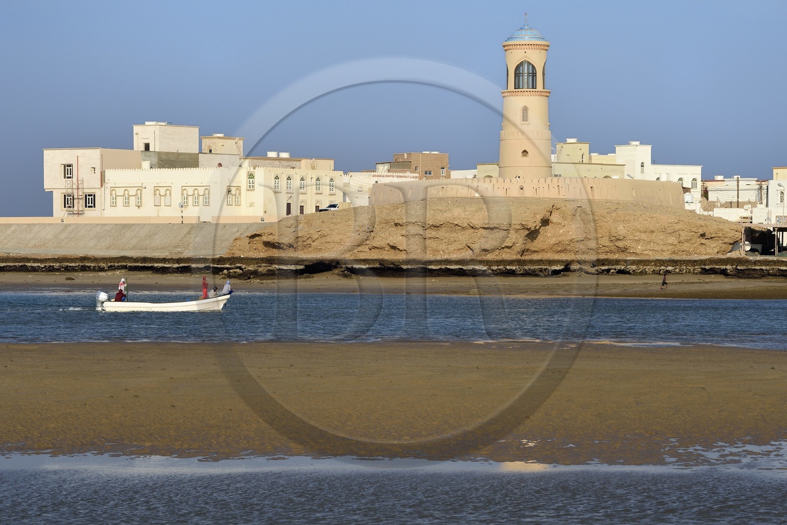 Sultanat d'Oman, gouvernorat de Ash Sharqiyah, ville et port de Sour, le vieux quartier de pêcheurs de Al Ayjah et son phare, pecheurs rentrant au port sur leur barque