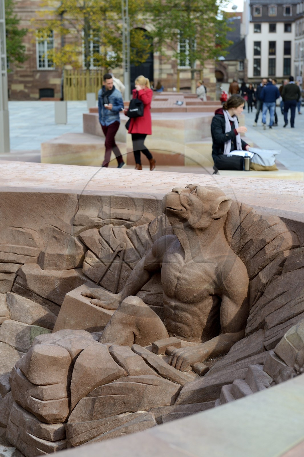 France, Bas-Rhin (67), Strasbourg, vieille ville classée au Patrimoine Mondial de l'UNESCO, place du Château, chimère s'extrayant de la pierre avec le regard pointé vers le sommet de la Cathédrale