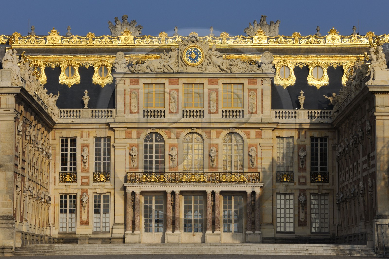 France, Yvelines (78), château de Versailles, classé Patrimoine Mondial de l'UNESCO, la Cour de Marbre rénovée en 2008