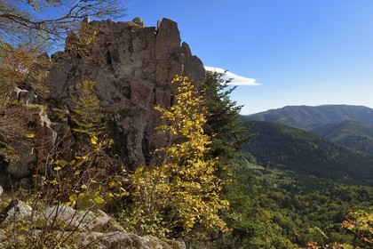France, Haut-Rhin (68), Parc naturel régional des ballons des Vosges, Rimbach-près-Masevaux, le rocher du Corbeau sur le GR 531 vers le Lac des Perches