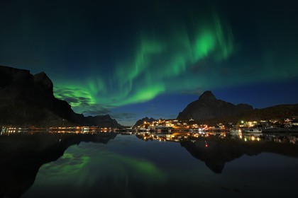 Norvège, Nordland, Iles Lofoten, ile de Moskenesoy, aurore boréale au dessus du village de pêcheurs de Reine