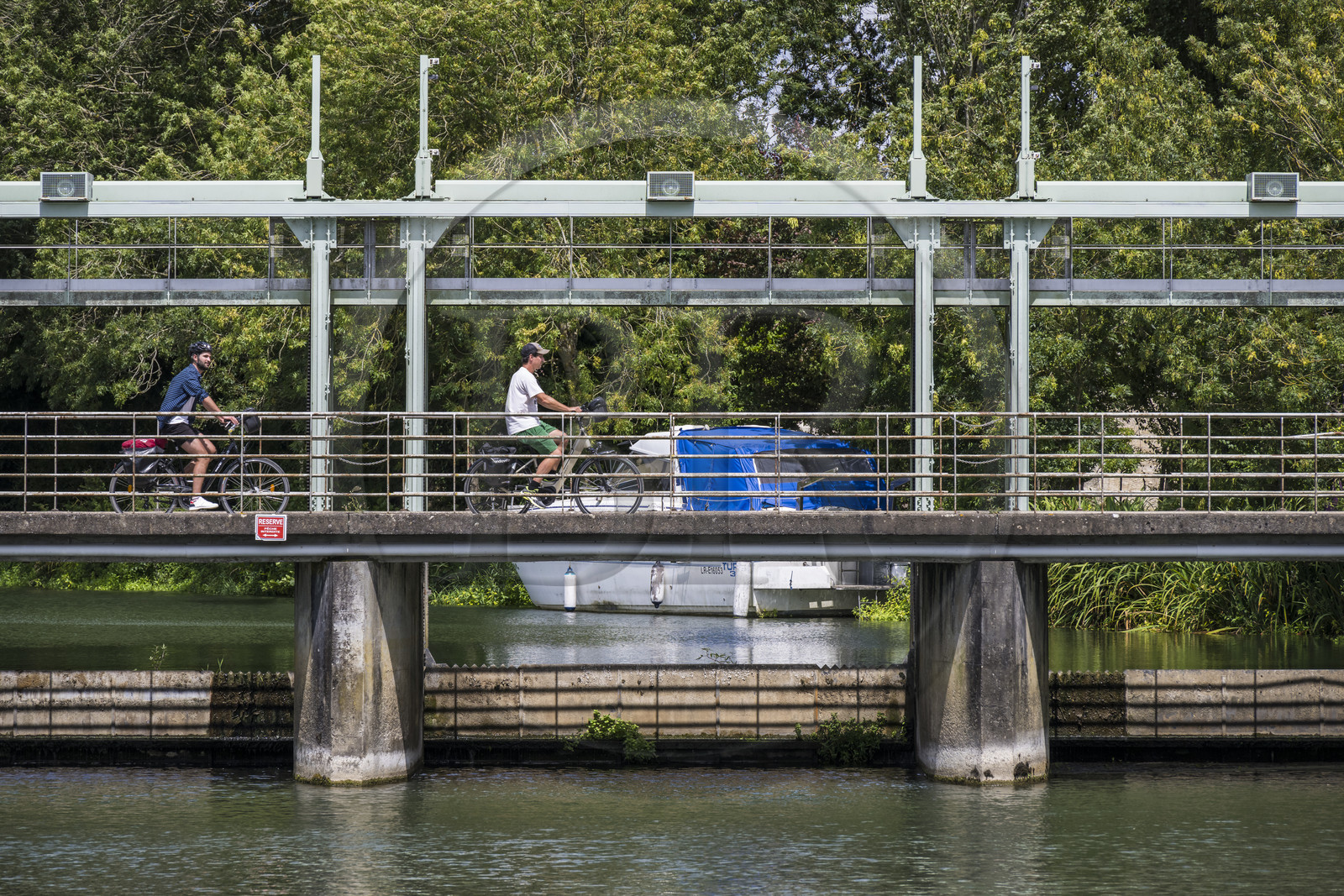 France, Deux-Sèvres (79), le Marais Poitevin, la Venise Verte, Coulon, barrage et passerelle sur la Sèvre Niortaise, randonnée à bicyclette