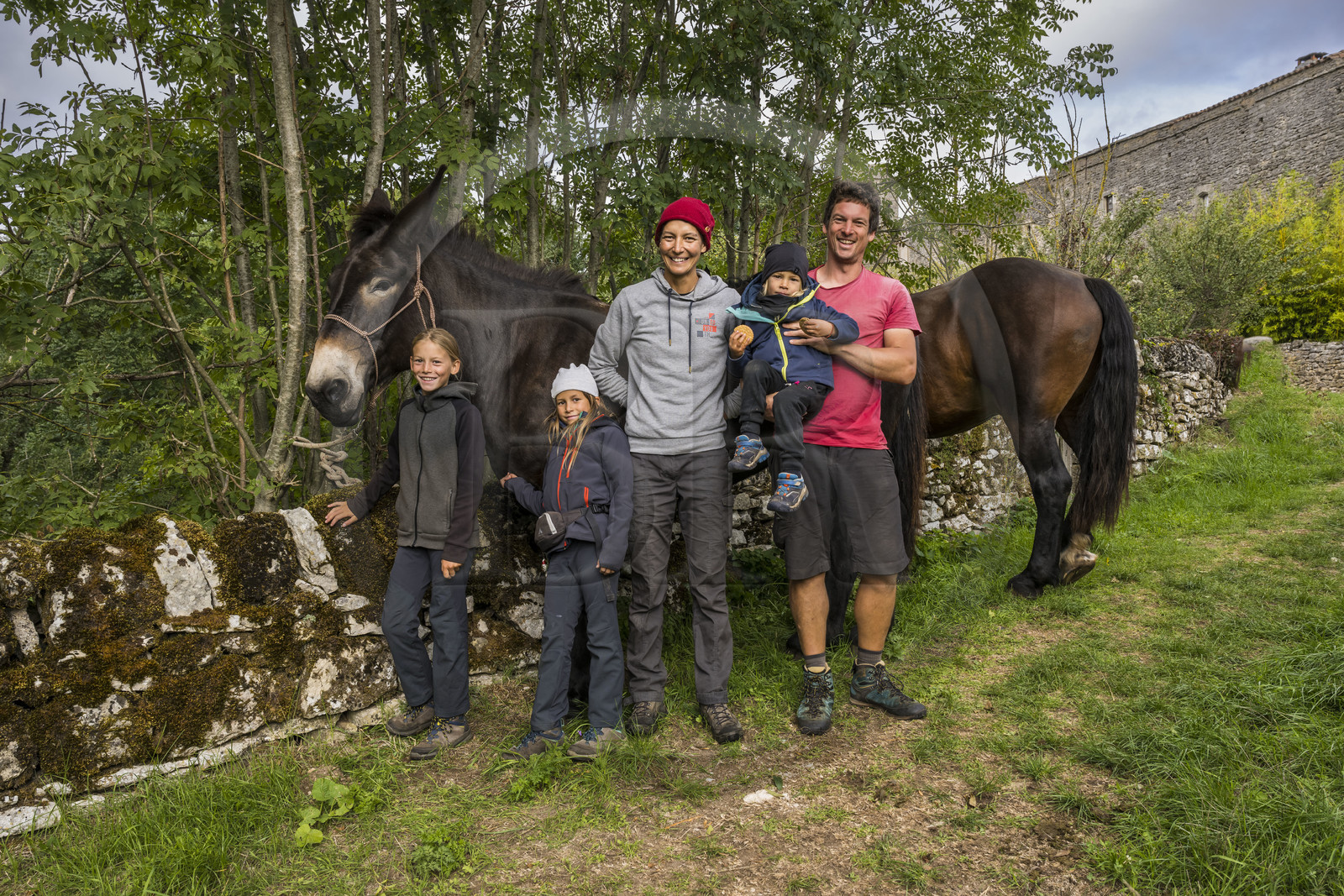 France, Aveyron (12), Causses et les Cévennes, paysage culturel de l'agro-pastoralisme méditerranéen, classés Patrimoine Mondial de l'UNESCO, la famille Robin fait escale dans son tour de France (partiel) à pied à La Couvertoirade, labellisé Les Plus Beaux Villages de France