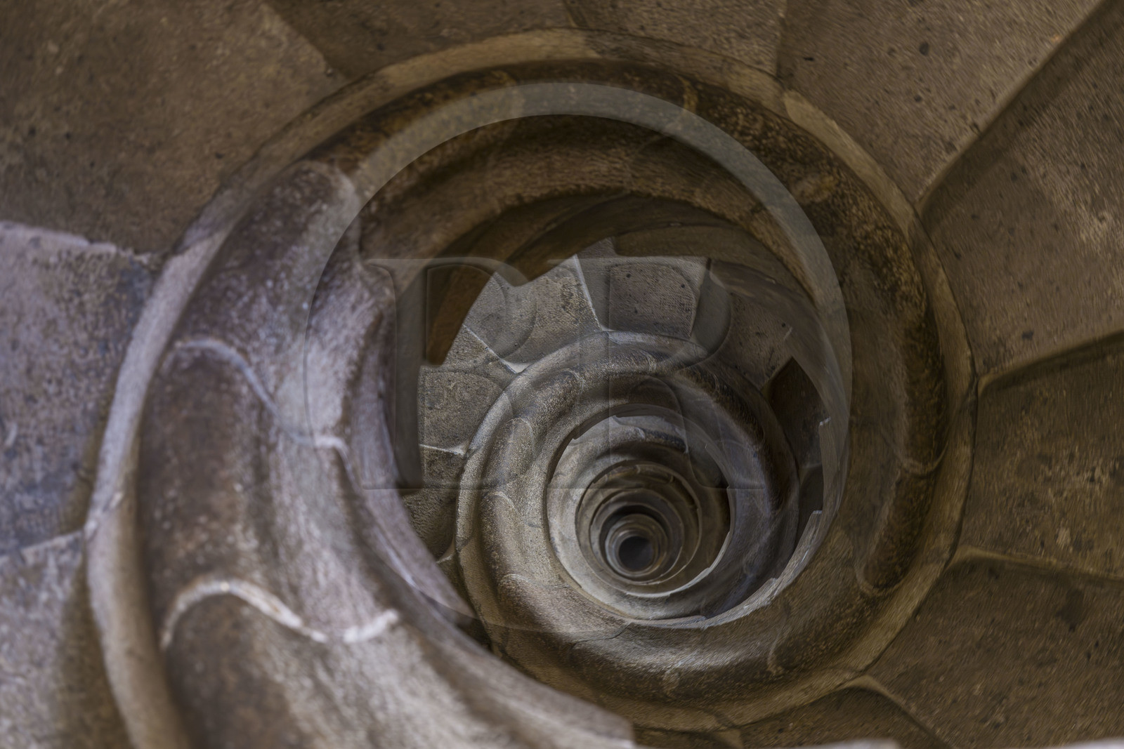 Espagne, Catalogne, Barcelone, quartier de l'Eixample, basilique de la Sagrada Familia de l'architecte du modernisme catalan Antoni Gaudi classée Patrimoine Mondial de l'UNESCO, un des escaliers hélicoïdaux à l'intérieur des tours