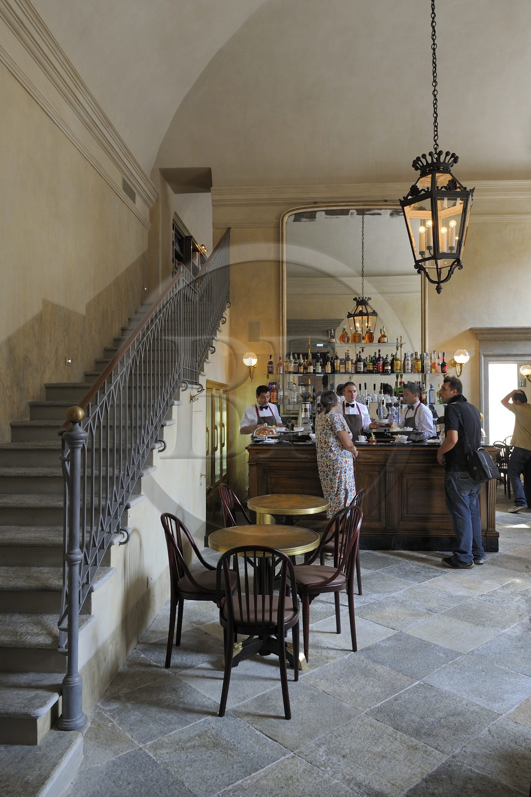 Italie, Lombardie, Milan, Piazza del Duomo, le Palais Royal de Milan (Palazzo Reale), le Cafe Giacomo