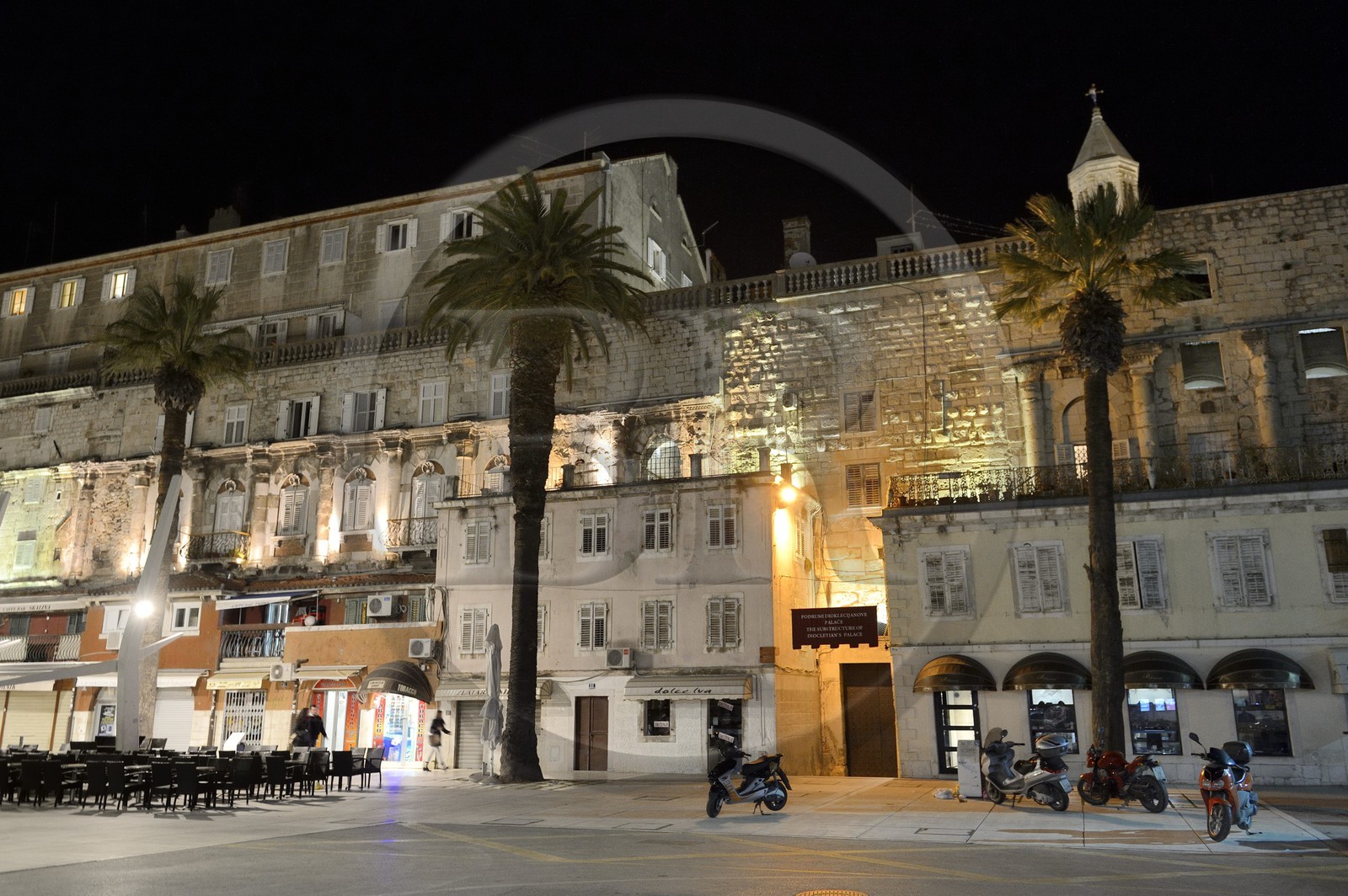 Croatie, Dalmatie, côte dalmate,  Split, la vieille ville romaine classée au Patrimoine Mondial de l’UNESCO, palais de Dioclétien et la Riva promenade du bord de mer