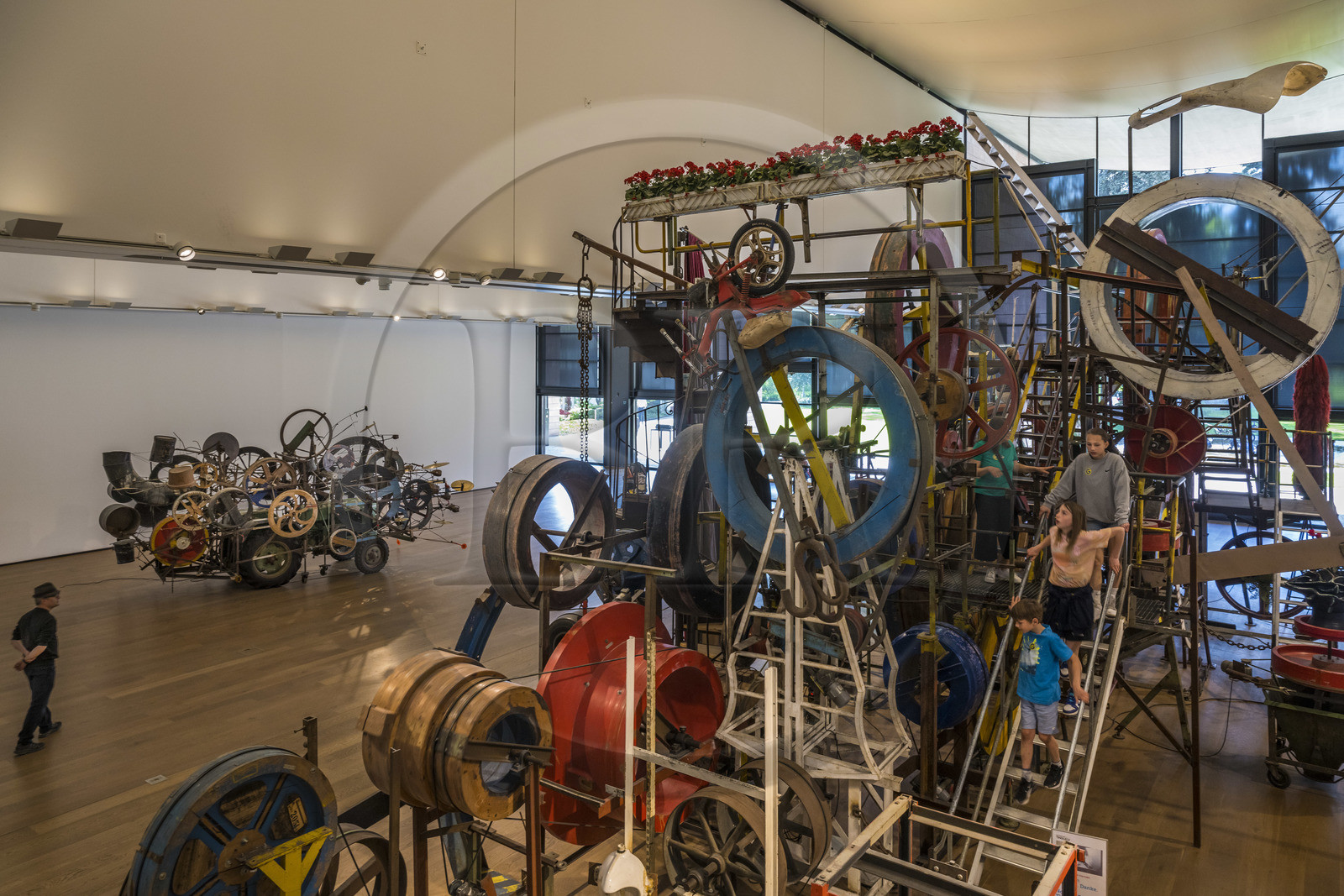 Suisse, Bâle, musée Tinguely, Grosse Méta-Maxi-Maxi-Utopia (1987) de Jean Tinguely et Méta-Harmonie intitulée Klamauk (1979) en arrière plan