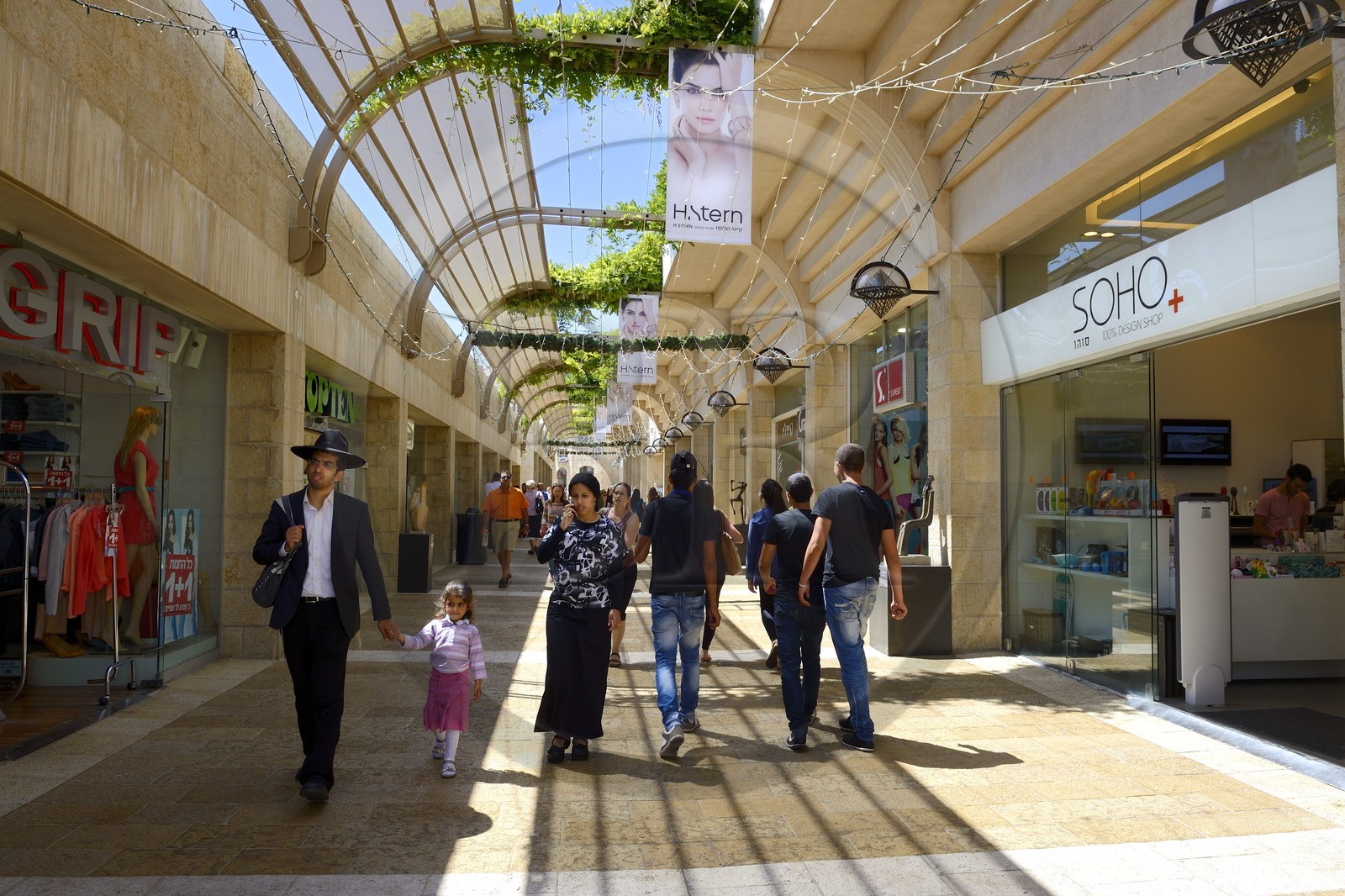 Israel, Jerusalem, centre commercial de luxe de la rue piétonne Mamilla dans la ville moderne, conçu par l'architecte israélien Moshe Safdie