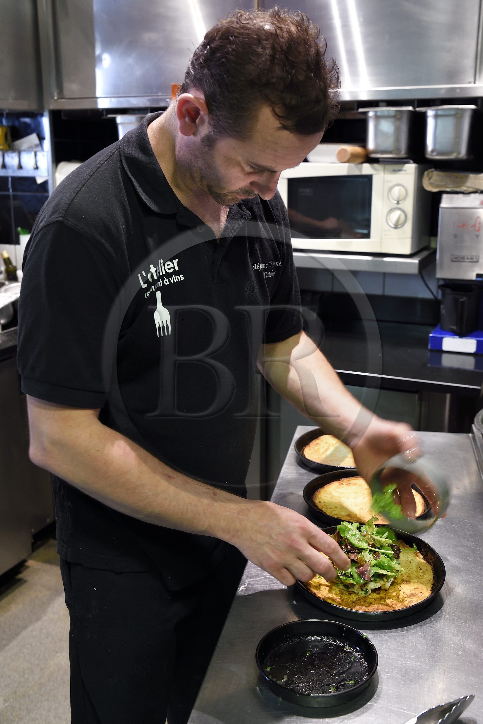 France, Alpes-Maritimes, Nice, Restaurant l'Atelier rue Gioffredo, preparation of Socca by the Chef Stéphane Chenneveau