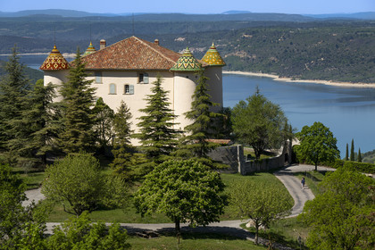 France, Var (83), Parc Naturel Régional du Verdon, le chateau d'Aiguines surplombant le lac de Sainte-Croix