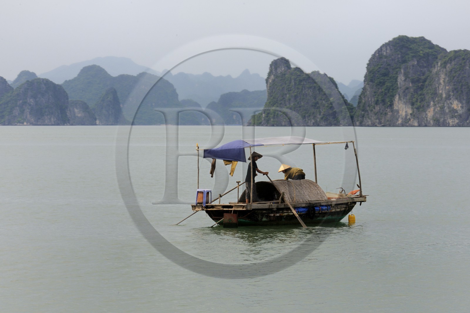 Vietnam, province de Quang Ninh, la Baie d'Halong classée Patrimoine Mondial de l'UNESCO, bateau de pêche entre les iles karstiques