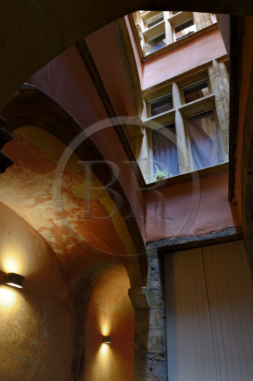 France, Rhône (69), Lyon, site historique classé Patrimoine Mondial de l'UNESCO, Vieux Lyon, traboule reliant le 6 rue des Trois Maries au 27 rue Saint Jean
