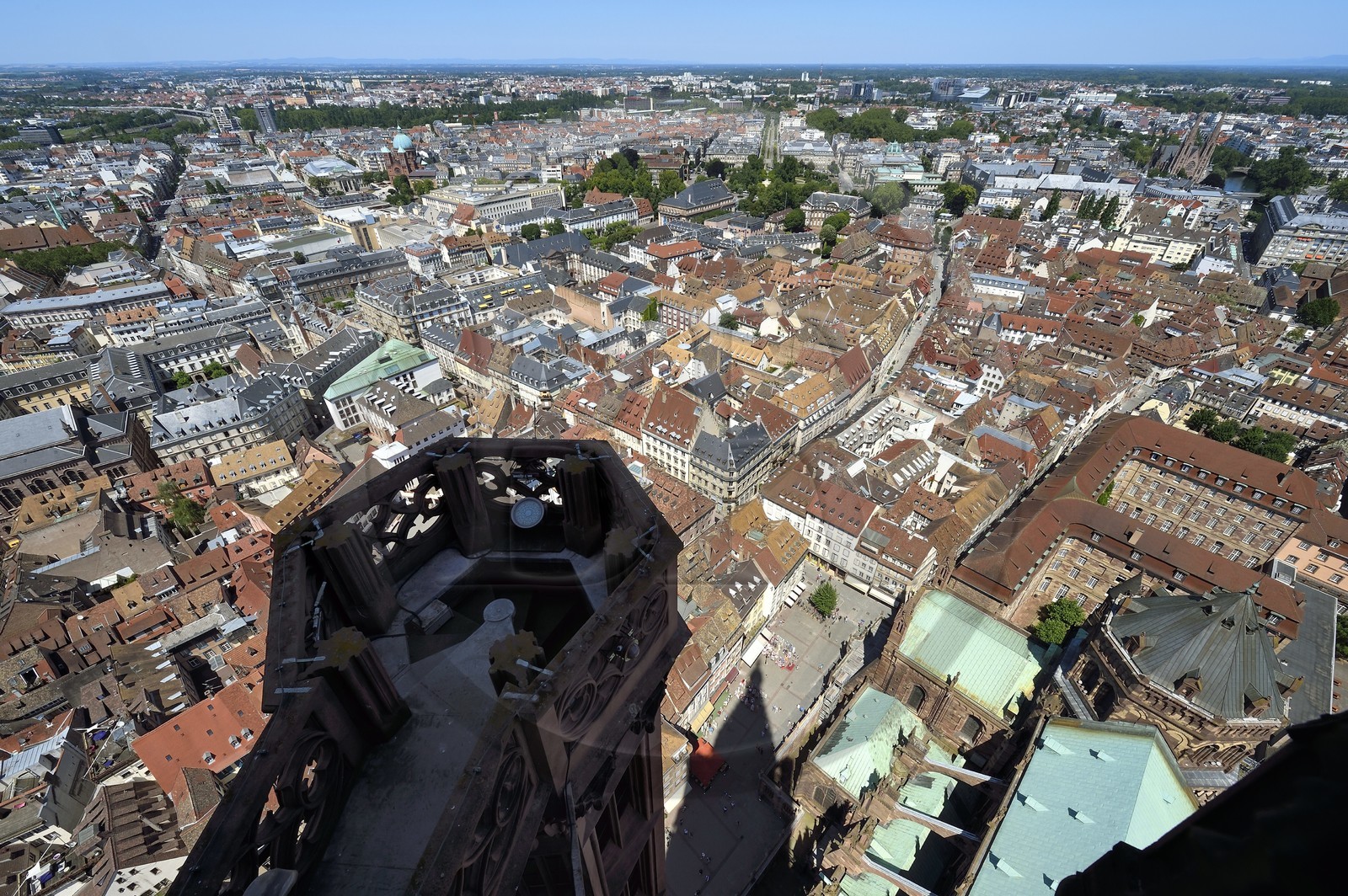France, Bas-Rhin (67), Strasbourg, vieille ville classée au Patrimoine Mondial de l'UNESCO, la cathédrale Notre-Dame, sommet d'un des quatres escaliers à vis appelées les Vier Schnecken (quatre escargots) relié à la tour octogonale par une passerelle, vue au nord et dans l'axe central sur la rue des Juifs et l'avenue de la Paix