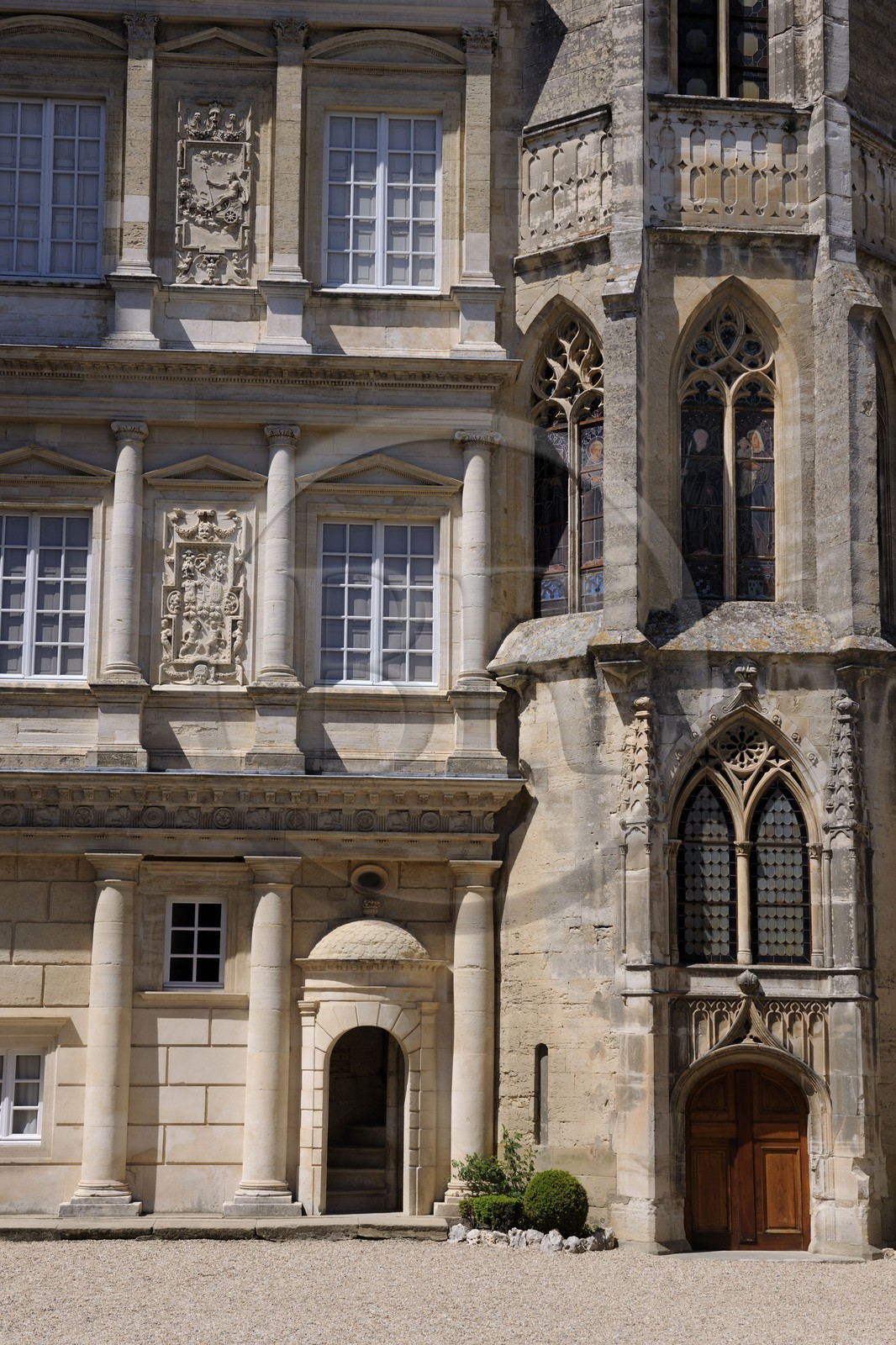 France, Gard (30), Uzès, classée ville d'art et d'histoire, château Ducal dit le Duché d'Uzès, classé monument historique, détail de la façade et de la chapelle