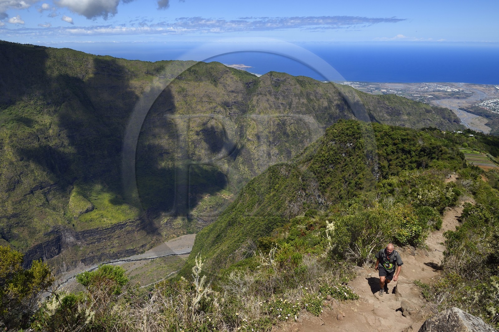 France, Ile de la Reunion, Parc National de la Réunion classé Patrimoine Mondial de l'UNESCO, La Possession, vers le village de Dos d'Ane, randonnée de la Roche Bouteille par le sentier Cap Noir, la Rivière des Galets en dessous et sur la cote Ouest en arrière plan