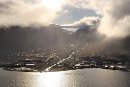 Norway, Svalbard (Spitzbergen), Longyearbyen (aerial view)