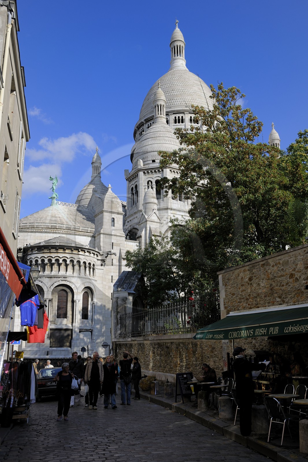 France, Paris (75), la Butte Montmartre, rue du Chevalier de la Barre et le Sacré-Cœur