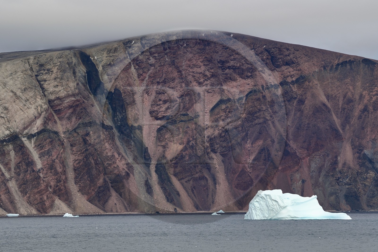 Groenland, cote ouest, Baie de North Star à l'embouchure du fjord Wolstenholme, falaises de grès rouge, roche crée sur une zone sedimentaire qui date de l'époque où cette terre se trouvait à la hauteur de l'équateur