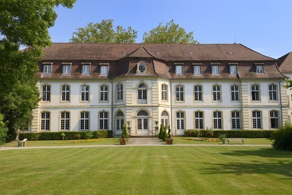 France, Haut-Rhin (68), Mulhouse,  Rixheim, ancienne commanderie de l'ordre des chevaliers teutoniques, musée du papier peint à gauche, hotel de ville au centre et manufacture Jean Zuber à droite