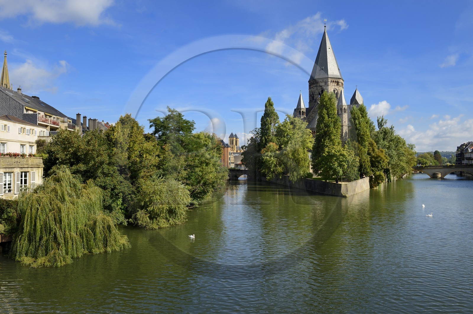 France, Moselle (57), Metz, Ile du Petit-Saulcy, le temple neuf ou église des allemands de culte protestant reformé et les berges de la Moselle canalisée