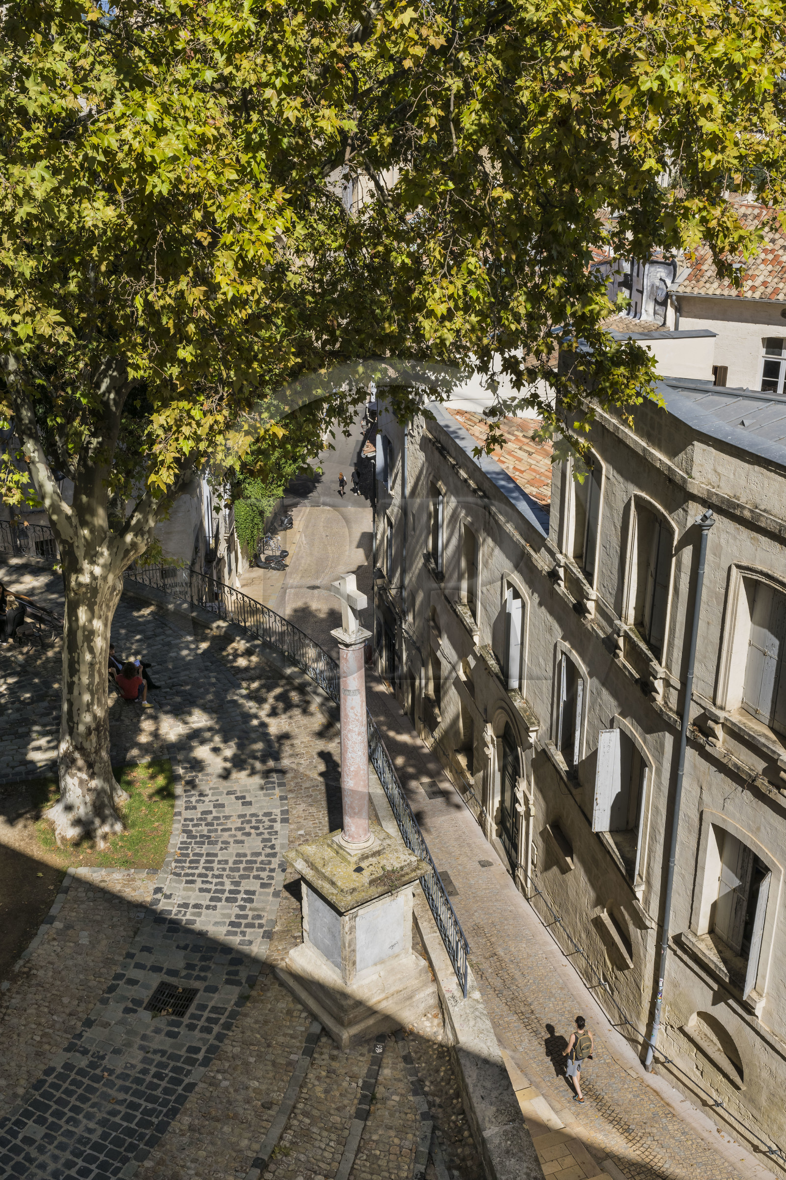 France, Hérault (34), Montpellier, centre historique appelé l’Ecusson, croix en bordure de la place du Canourgue et la rue du puits des Esquilles