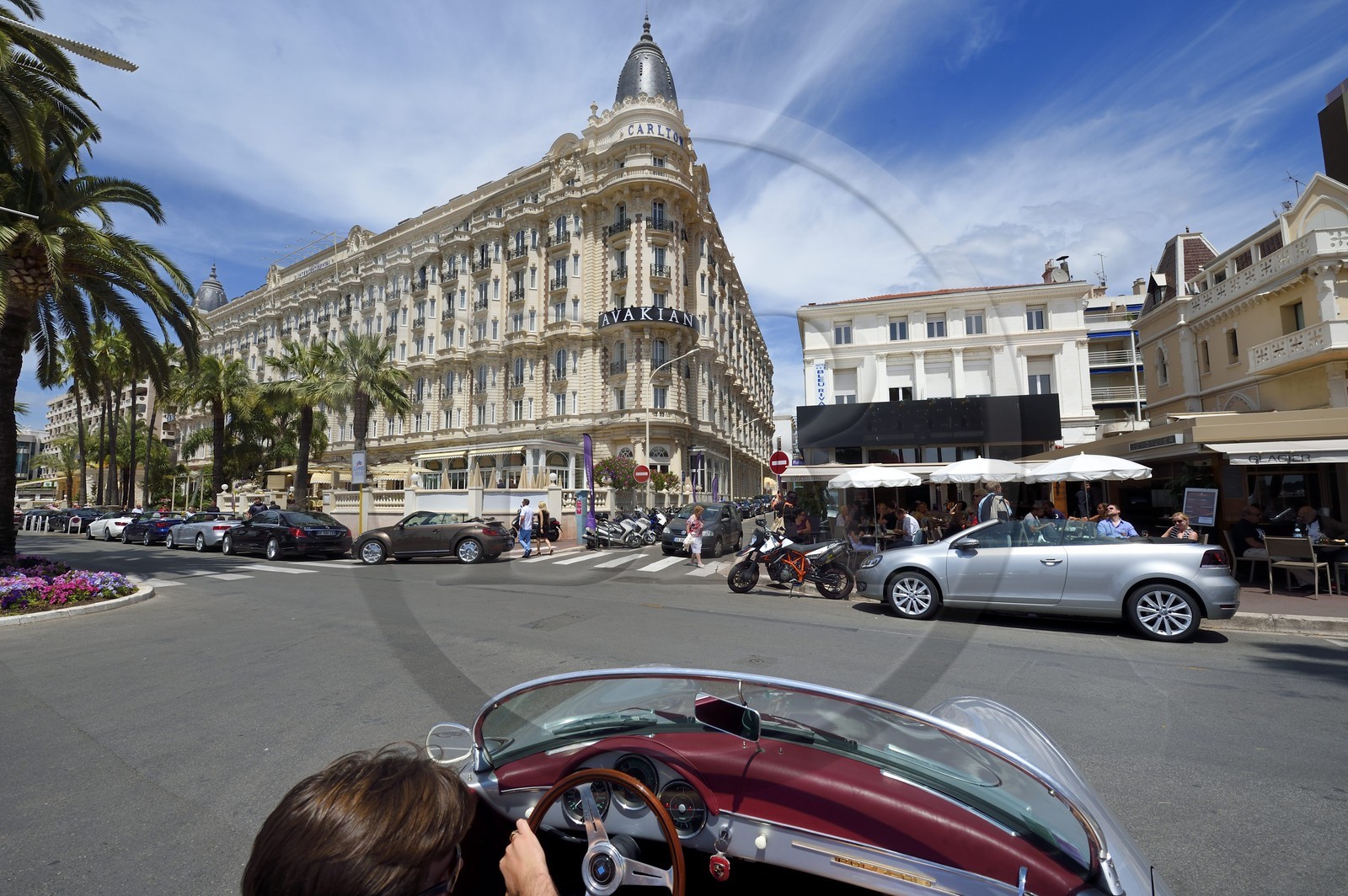 France, Alpes-Maritimes (06), Cannes, le palace du Carlton sur le boulevard de la Croisette, à bord d'une Porsche Speedster 356 décapotable de collection