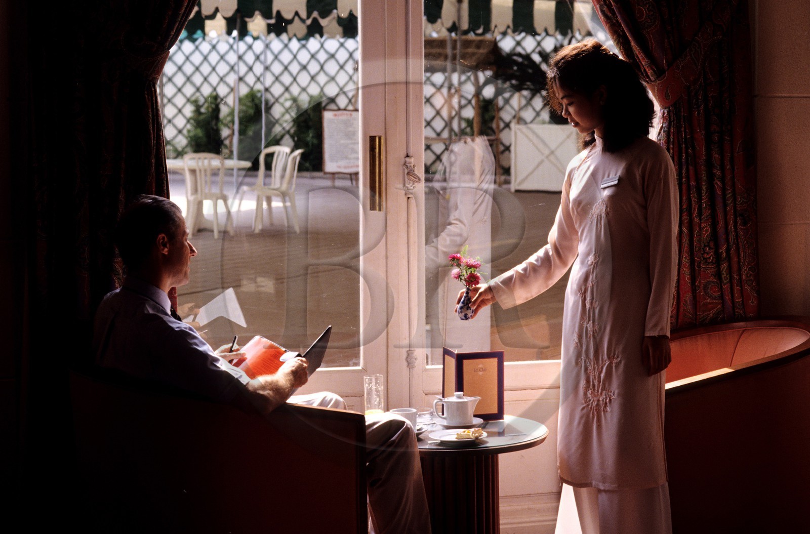 Vietnam, Hanoi, hôtel Métropole, un client se fait servir